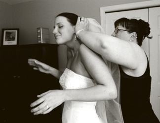 Michigan wedding photojournalist show photographs of a michigan bride getting ready