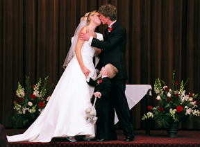 This MI wedding photographer shoots wedding photography and gives you all the wedding photos