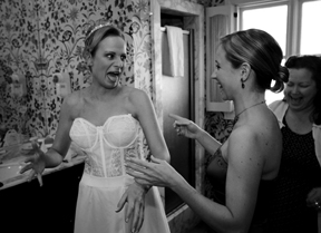 Michigan wedding photojournalist is a MI wedding photographer who captures moments