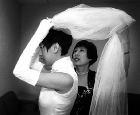 Michigan wedding photojournalist show photographs of a michigan bride getting ready