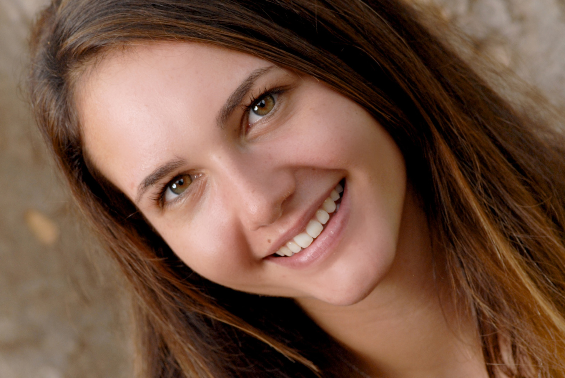 Cranbrook School in Bloomfield, Michigan seniors photos of high school seniors posing with nearby natural settings for her senior pictures at Cranbrook School in Bloomfield, Michigan.