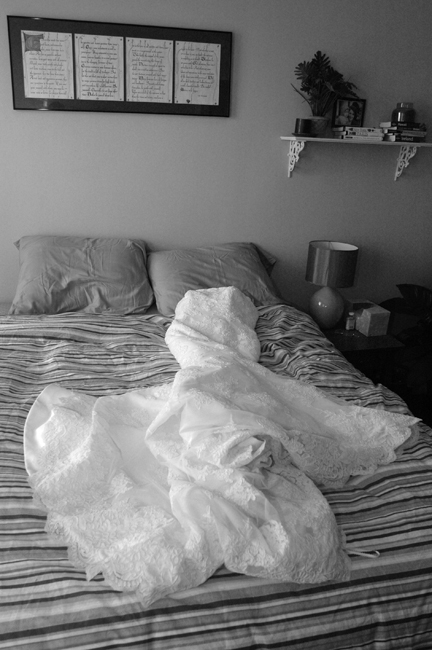 Michigan wedding photojournalist takes pictures of the bride getting ready