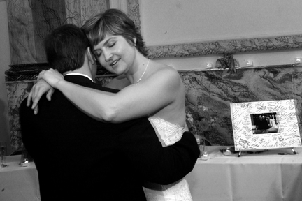 MI wedding photojournalist has portfolio of moments during wedding ceremony