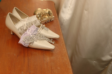 Michigan wedding photojournalist takes pictures of the bride's preparations