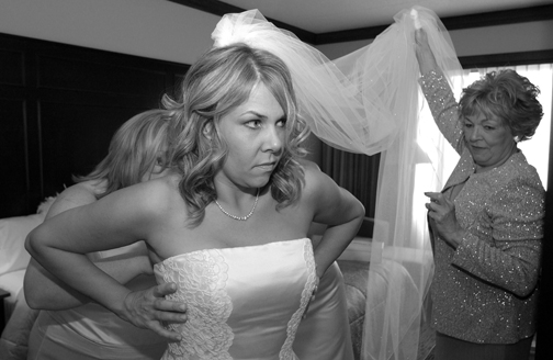 Michigan wedding photojournalist takes pictures of the bride getting ready